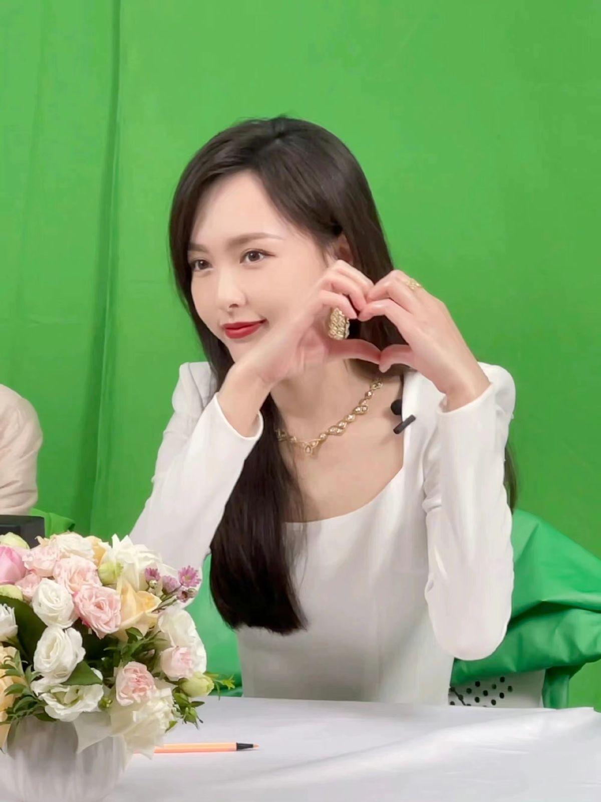 娱乐圈的少女辣妈_唐嫣产后直播_唐嫣38岁身材状态