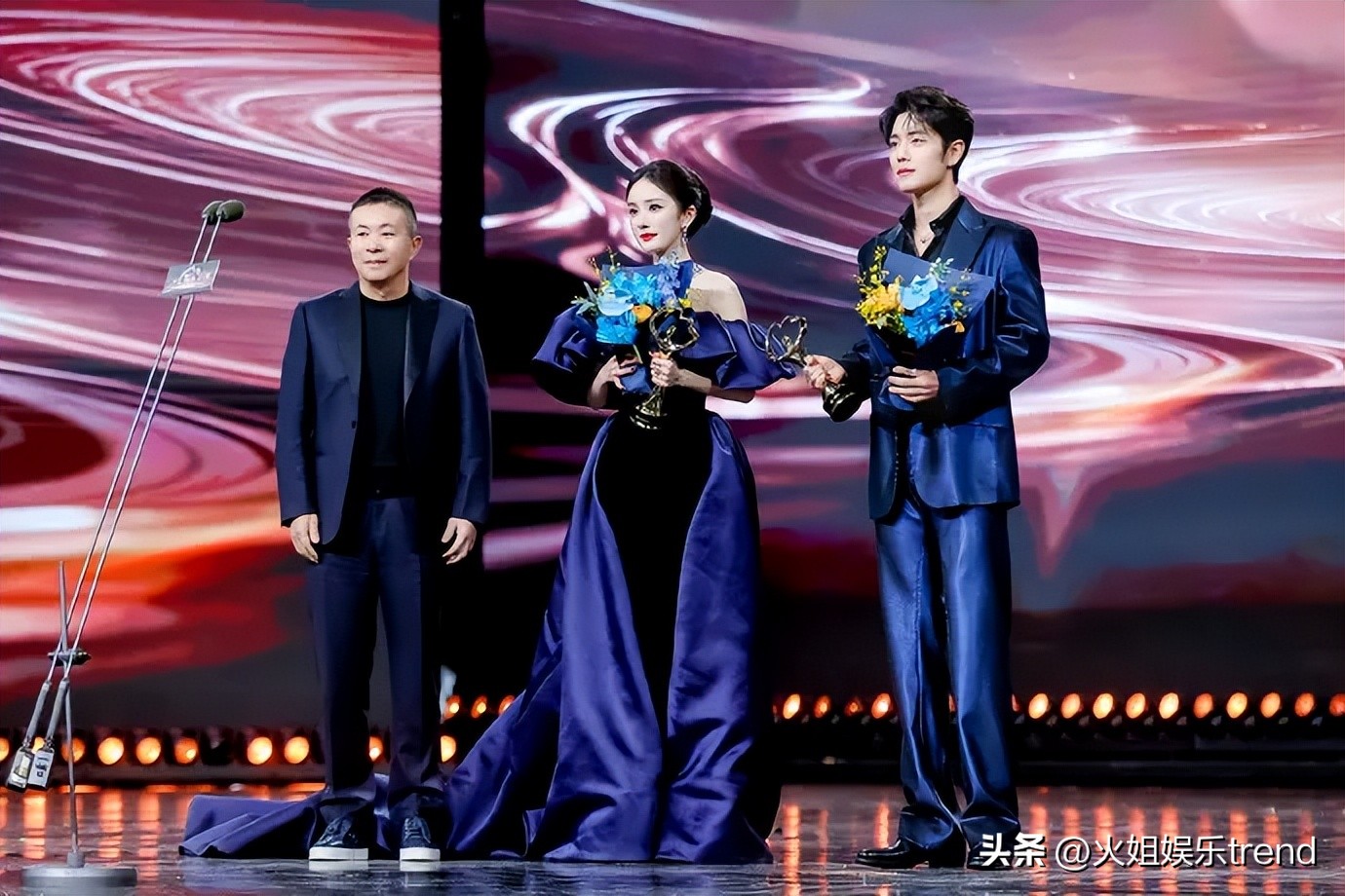 晚装女明星_红露肩晚礼服_暗夜玫瑰气质