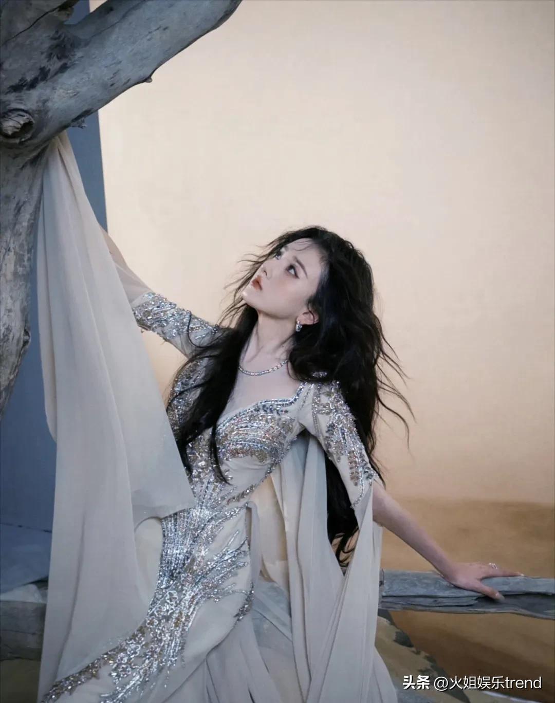 红露肩晚礼服_晚装女明星_暗夜玫瑰气质