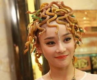 作为明星被黑时，如何洗白自己，古力娜扎靠颜值，那杨颖靠什么